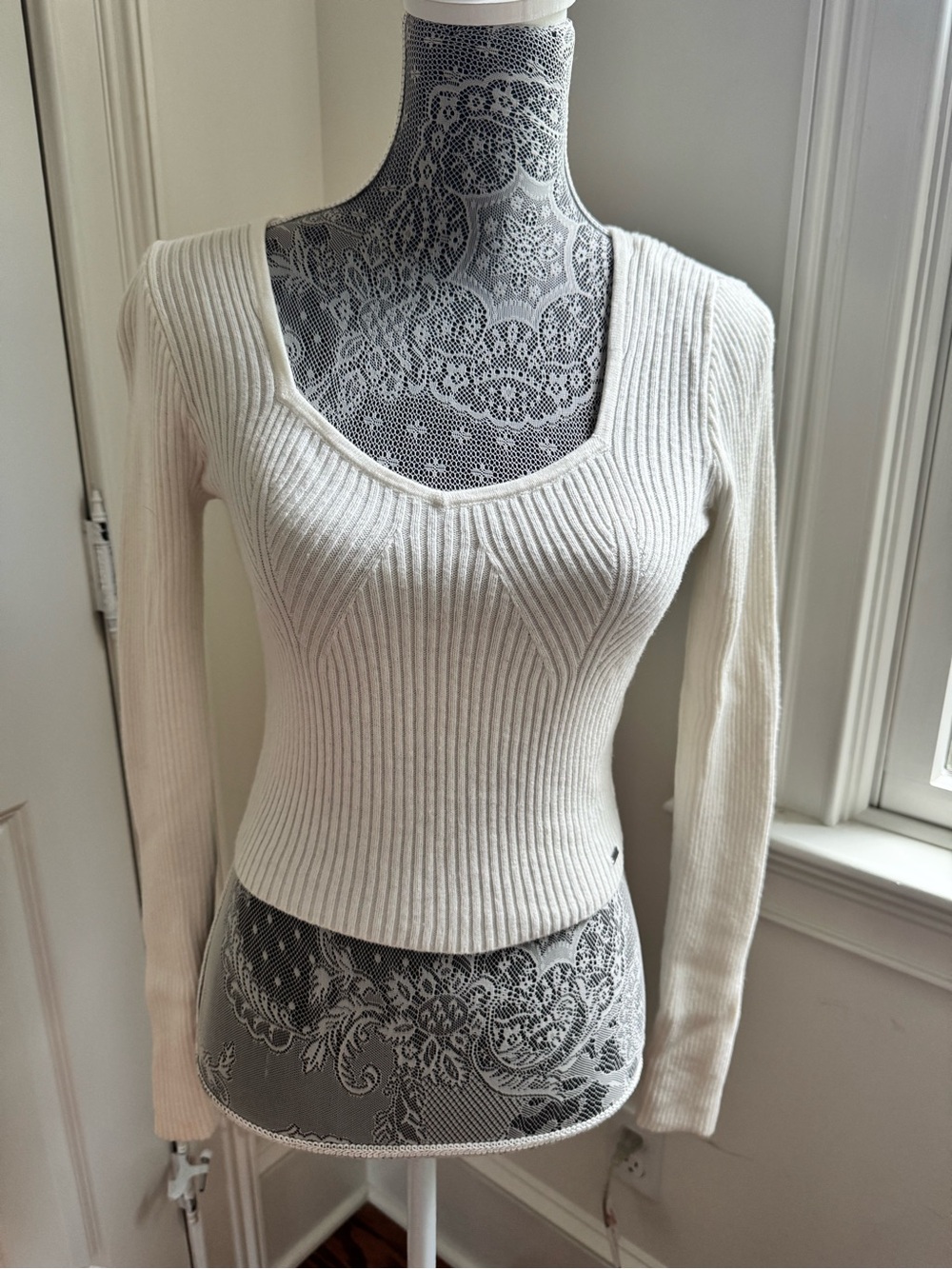 Hollister Cream Ribbed V-Neck Sweater Sz. S
Coquette Preppy Minimalist